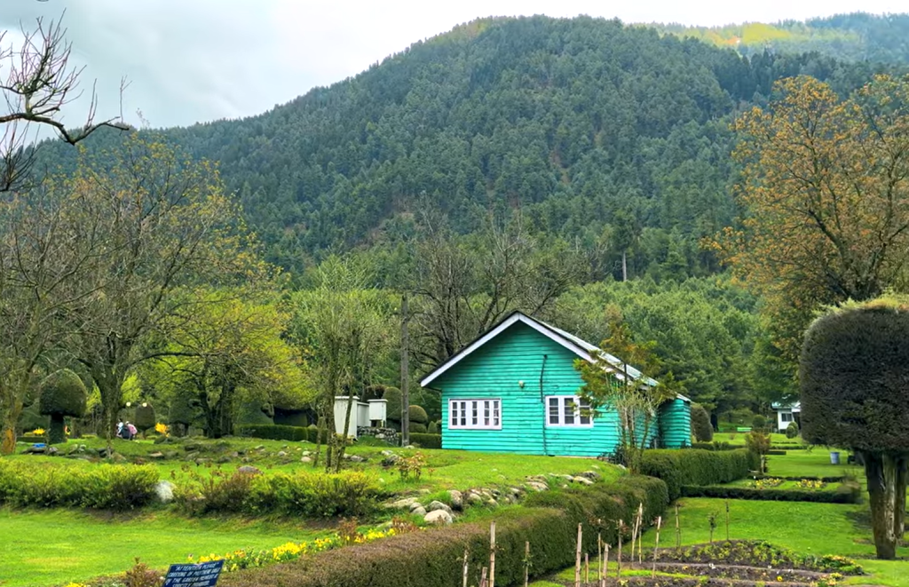 Kashmir Breathtaking 10 Top Local Sightseeing Spots & Must-Visit Attractions 3 resorts in kashmir